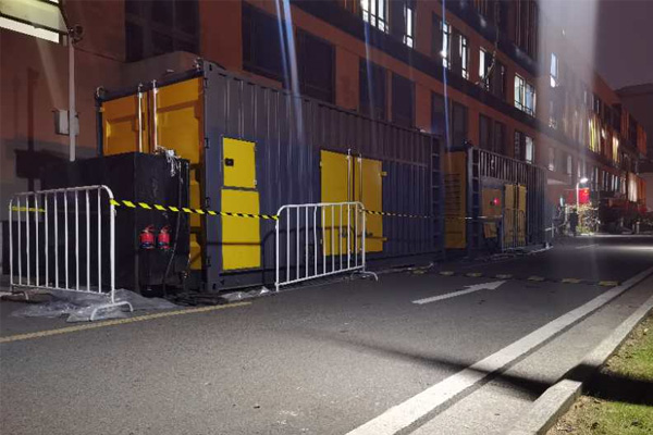 太仓柴油发电机组的输出电压是如何调节的？